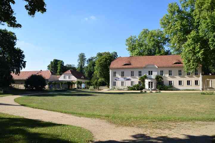 Sacrower Schloss mit Wirtschaftshof.