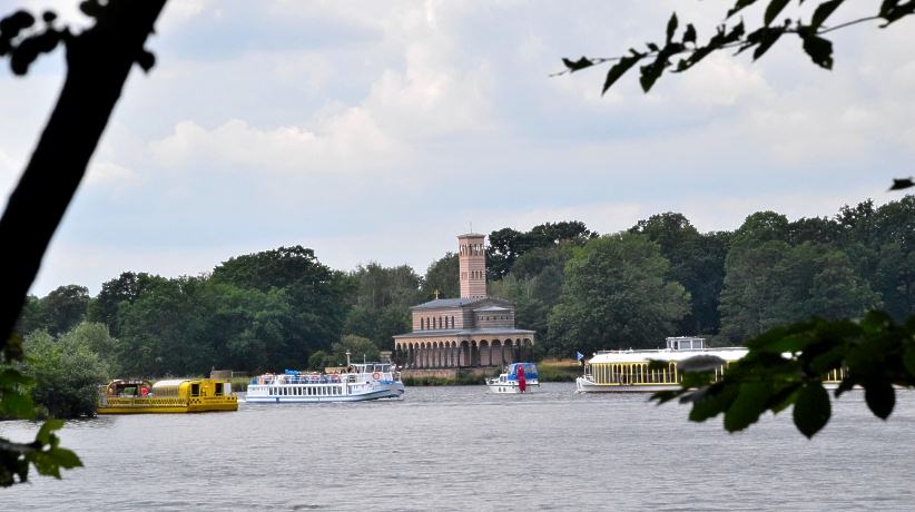 Viel Schifffahrt auf dem Jungfernsee am Port von Sacrow.