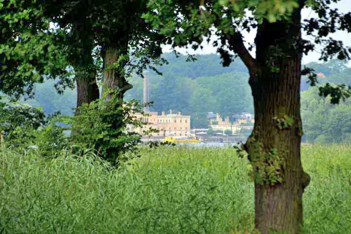 Blick von Sacrow zur Meierei im Neuen Garten.