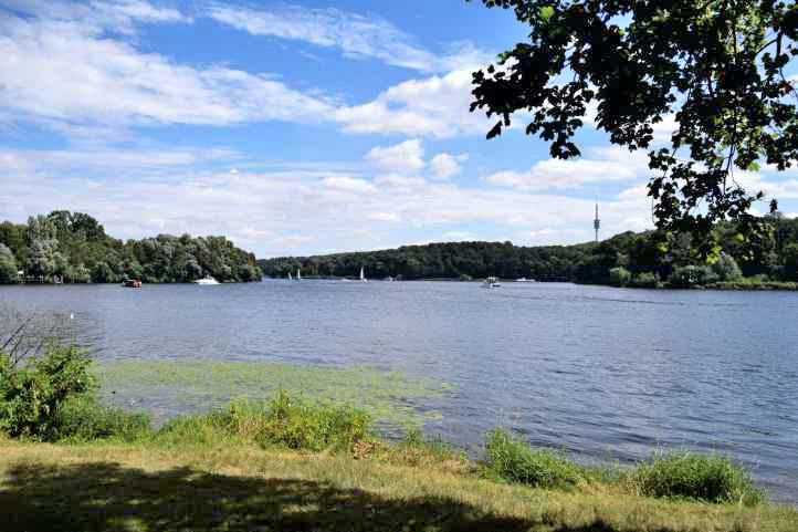 Blick vom Sacrower Ufer zum Fernmeldeturm auf dem Schferberg.