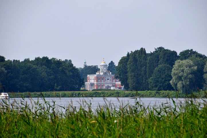 Blick von Sacrow zum Marmorpalais am Heiligen See.