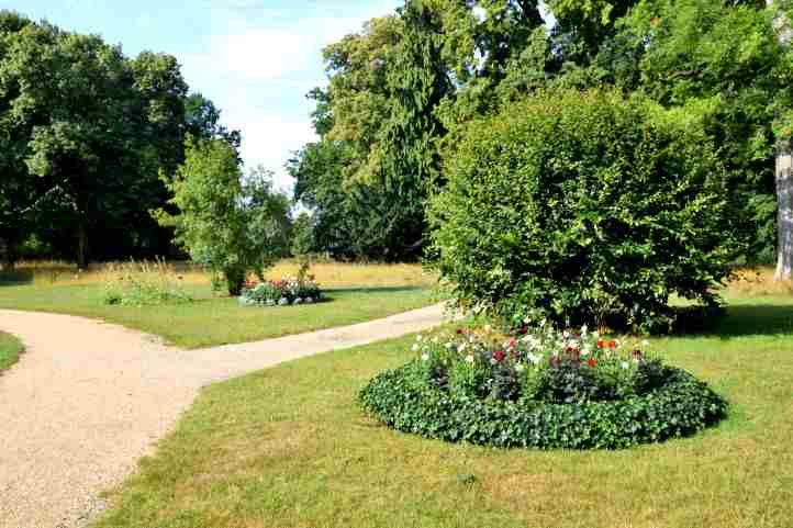 Blumenrabatte vor den Wirtschaftsgebuden - Schloss Sacrow