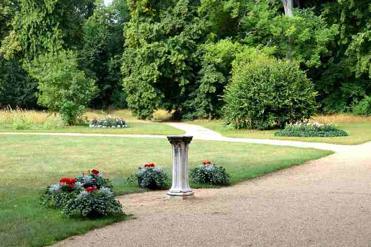 Blumenrabatte mit Sonnenuhr vor dem Schloss Sacrow