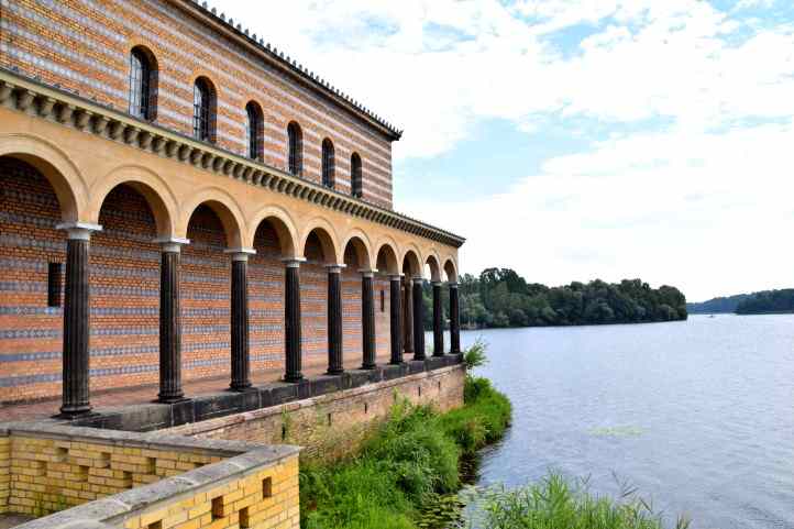 Der kannelierte Sulengang um das Gotteshaus der Heilandskirche.