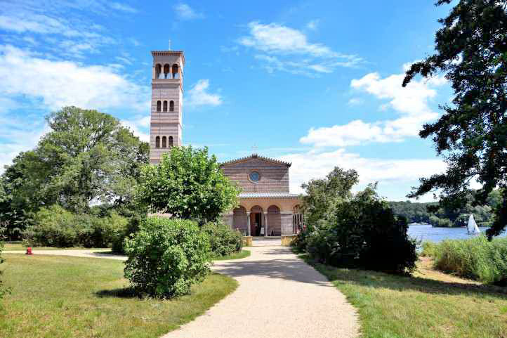 Die Heilandskirche am Port von Sacrow.