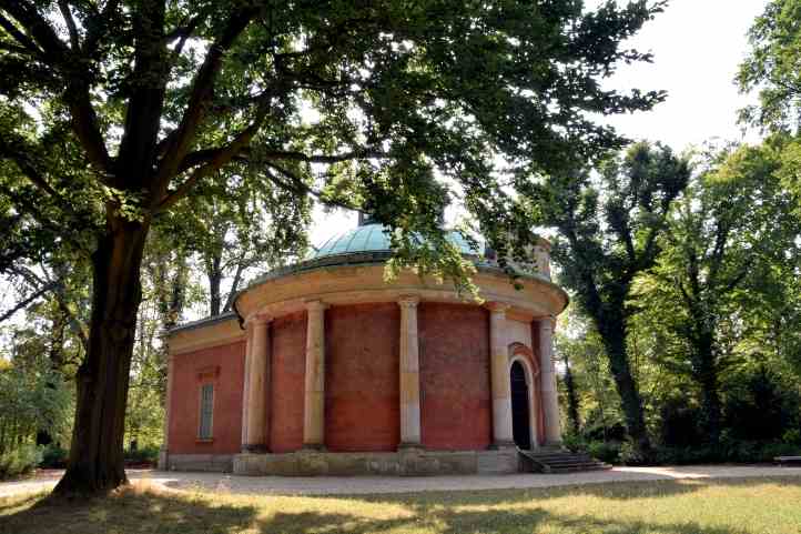 Restaurierter Antikentempel in Sanssouci.