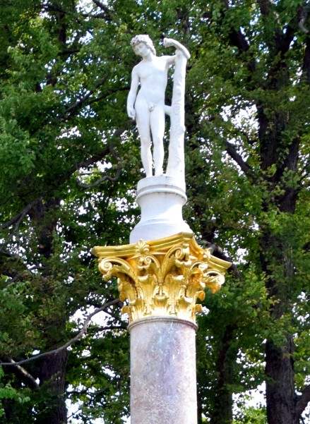  Bacchant auf 11 Meter hohe Sule im Gartenpaterre von Sanssouci.