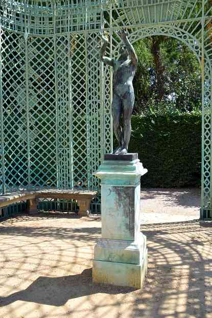 Betender Knabe, stlicher Gitterpavillon in Sanssouci.