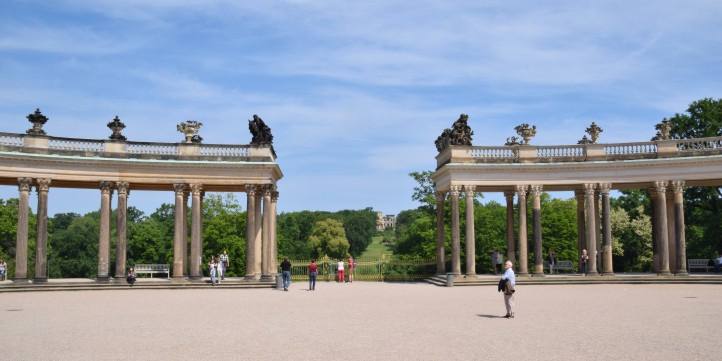 Blick vom Ehrenhof zum Ruinenberg.