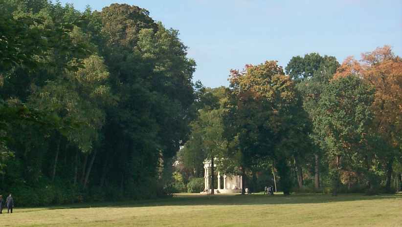 Blick durch den Park Sanssouci zum Freundschaftstempel.