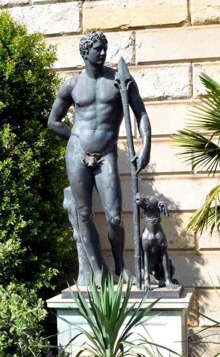 Bronzeskulptur vor Futtermauer - Sizilianischer Garten - Sanssouci.