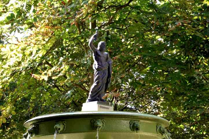 Figur auf der Schalenfontne im Dichterhain Charlottenhof - Sanssouci.