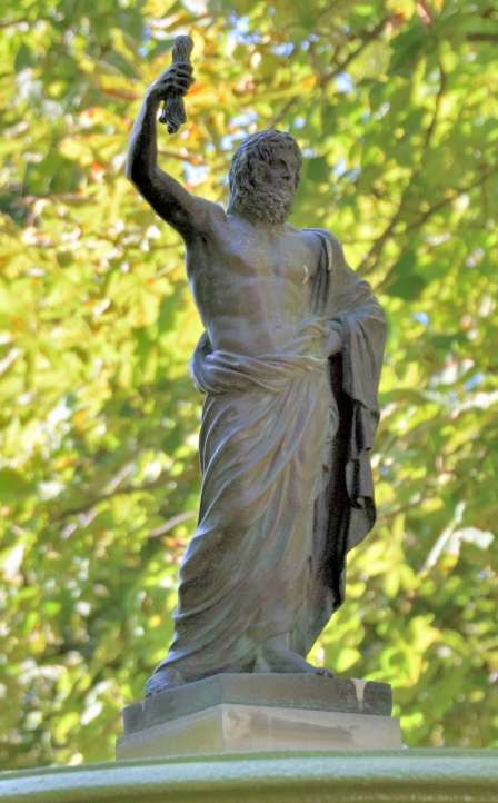 Brunnenfigur Poseidon im Dichterhain Charlottenhof.