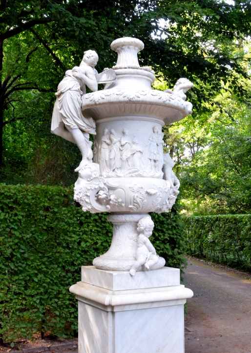 Corradini-Vase oder ppichkeitsvase in Sanssouci.