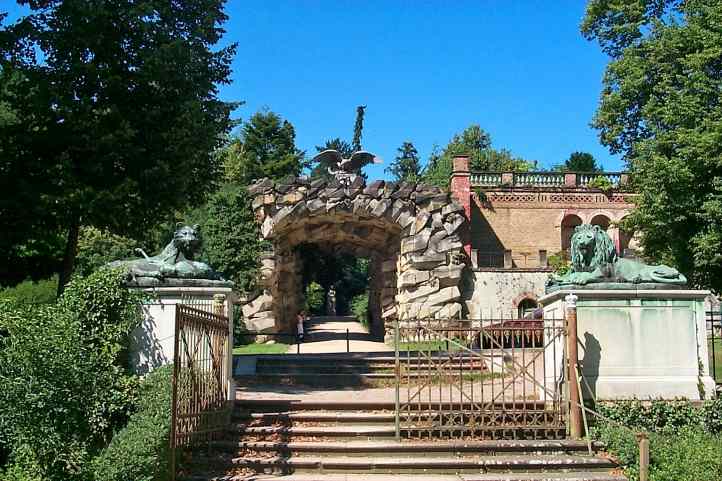 Felsentor zum Nordischen Garten.