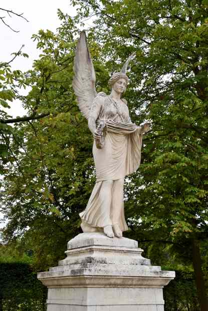 Skulptur Fliegende Viktoria im Gartenpaterre des Neues Palais.