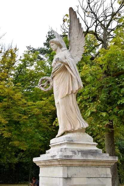 Skulptur Fliegende Viktoria im Gartenpaterre des Neues Palais.