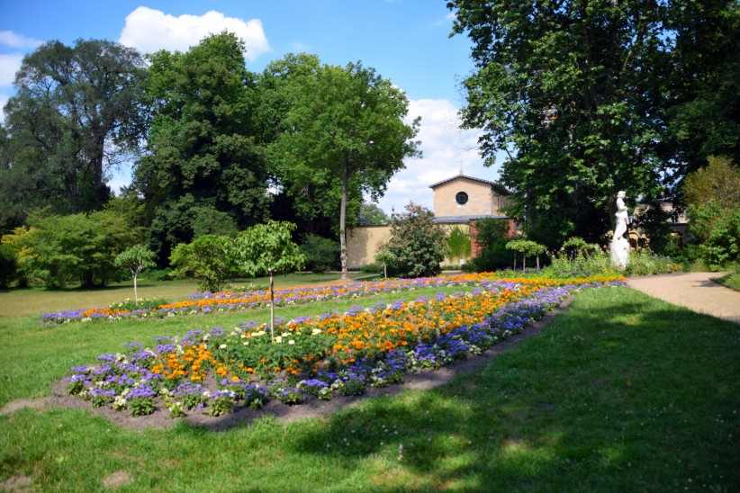 Blick ber die Blumenbeete zum "Florahgel".