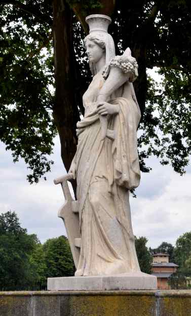 Fortuna mit Fllhorn und Steuerruder - Schloss Charlottenhof.