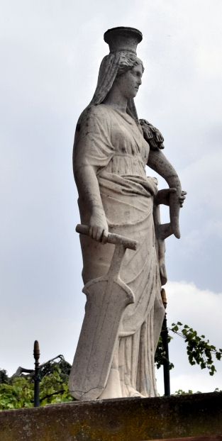 Fortuna mit Fllhorn und Steuerruder - Schloss Charlottenhof.