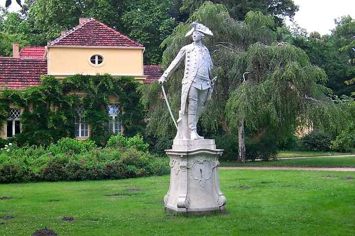 Standbild Knig Friedrich II. in Sanssouci.