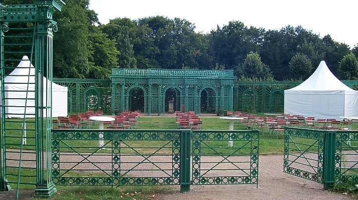 Gittersalon, links vom Rasenpaterre und Neuem Palais in Sanssouci. 