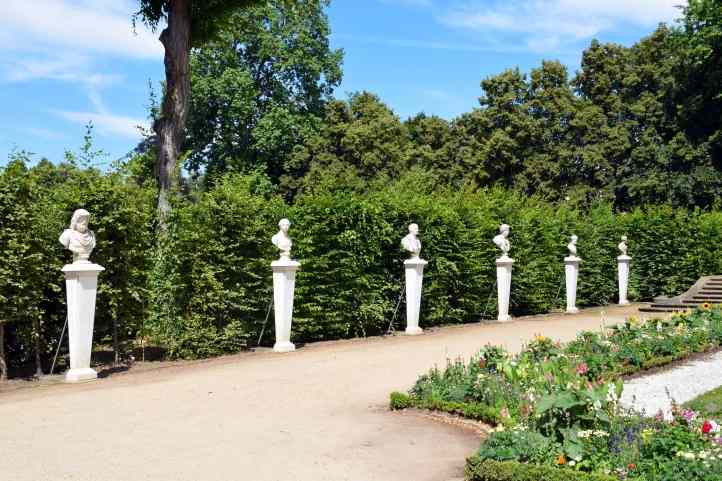 Bsten rmischer Gtter und Kaiser - Eingang Obeliskportal Sanssouci.