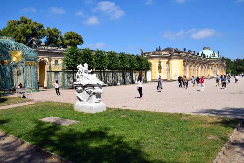 Am Halbrondell des westlichen Bereichs der oberen Terrasse Sanssouci.