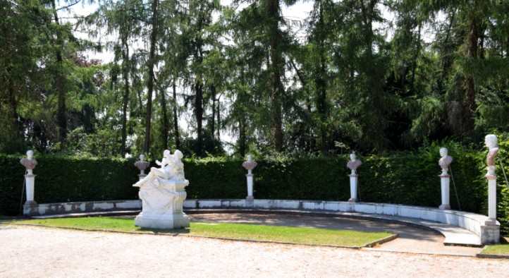 Halbrondell des westlichen Bereichs der Terrasse von Schloss Sanssouci.