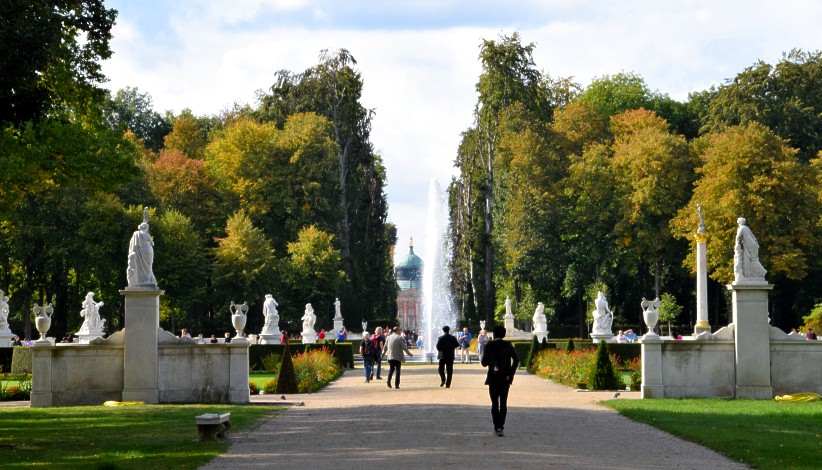 Hauptallee mit Blick ber das Franzsische Figurenrondell in Sanssouci.