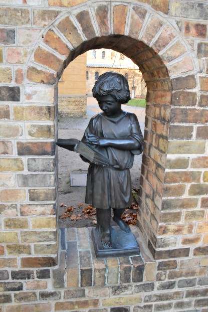 Knabe mit Buch (Bibel) - Friedenskirche Sanssouci.