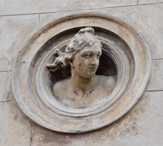 Linke Rosette mit Frauenkopf an der Fassade der Villa Liegnitz.