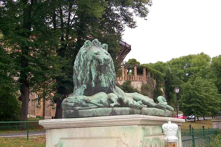 Lwe mit erjagtem Rehkitzk, Maulbeerallee - Sanssouci. 