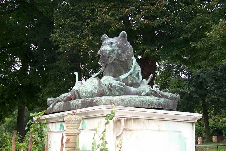 Lwin mit erlegtem Rehbock, Maulbeerallee - Sanssouci. 