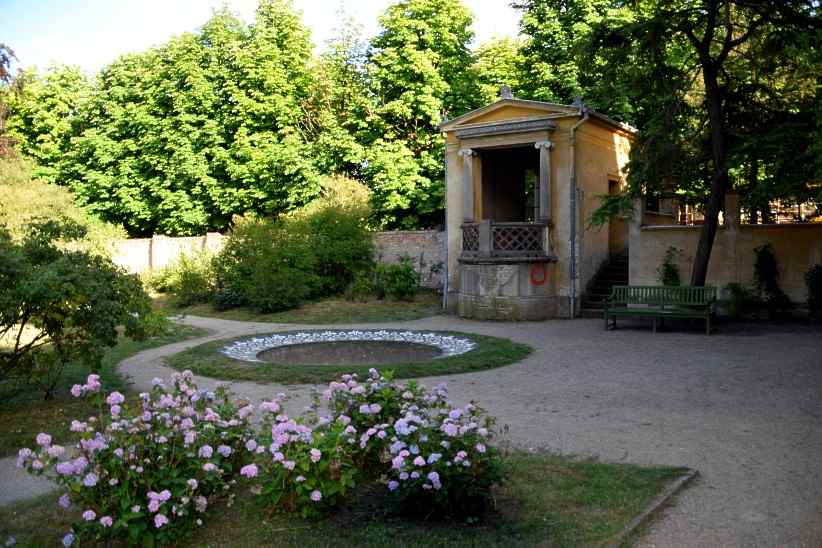 Gartenraum mit Mosaikfontne.