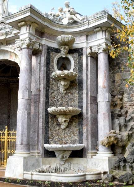 Muschelkaskaden der Neptungrotte in Sanssouci.