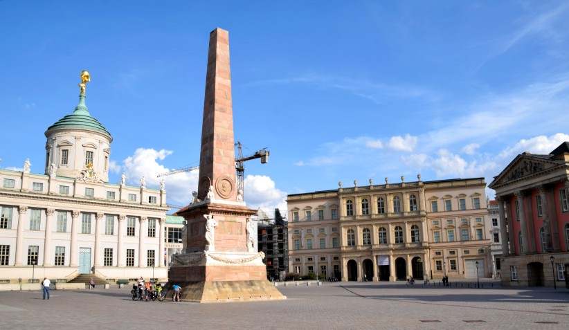 Obelisk als zentraler Punkt auf dem Platz am Alten Markt in Potsdam.