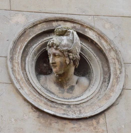 Rechte Rosette mit Mnnerkopf an der Fassade der Villa Liegnitz.