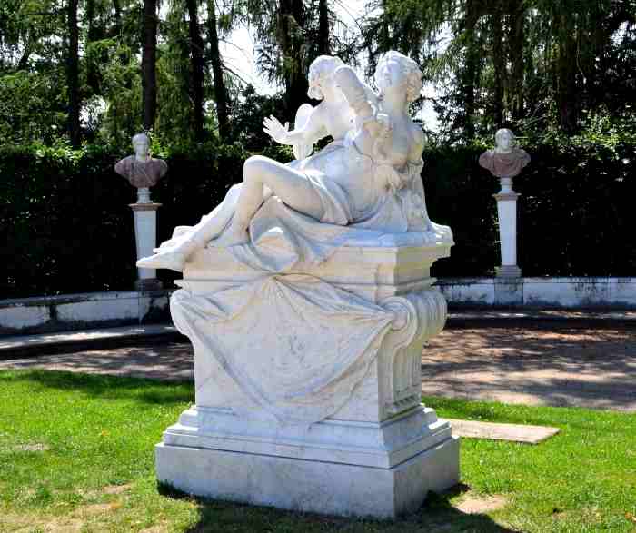 Skulptur der Kleopatra mit trauernden Amor in Sanssouci.