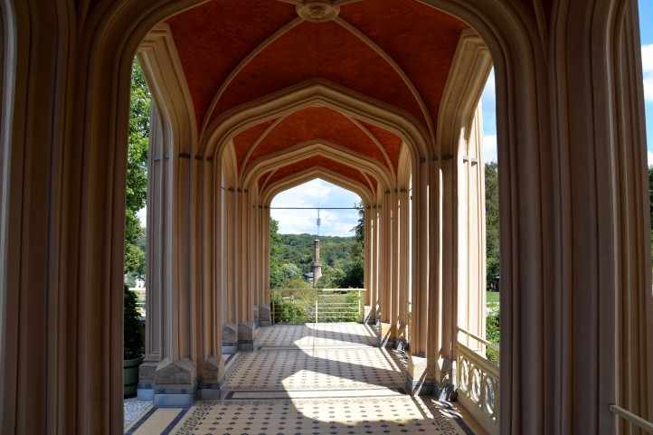 Blick durch die Terrassen-Kolonnade Schloss Babelsberg.