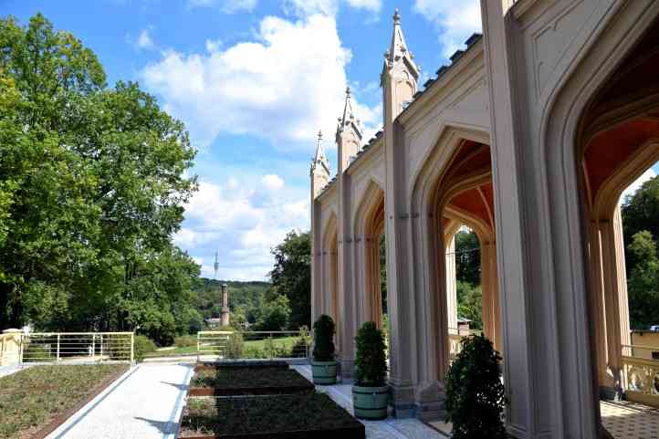 Blick von der Babelsberger Schlossterrasse zum Sendeturm auf dem Schferberg.