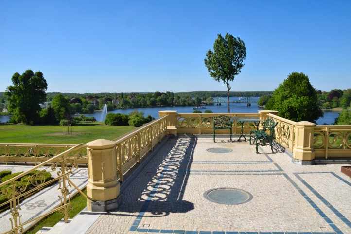 Blick von der Schlossterrasse zur Glienicker Brcke.