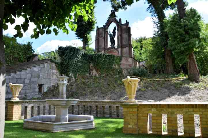 Der Michaelisbrunnen hinter dem Schloss Babelsberg.