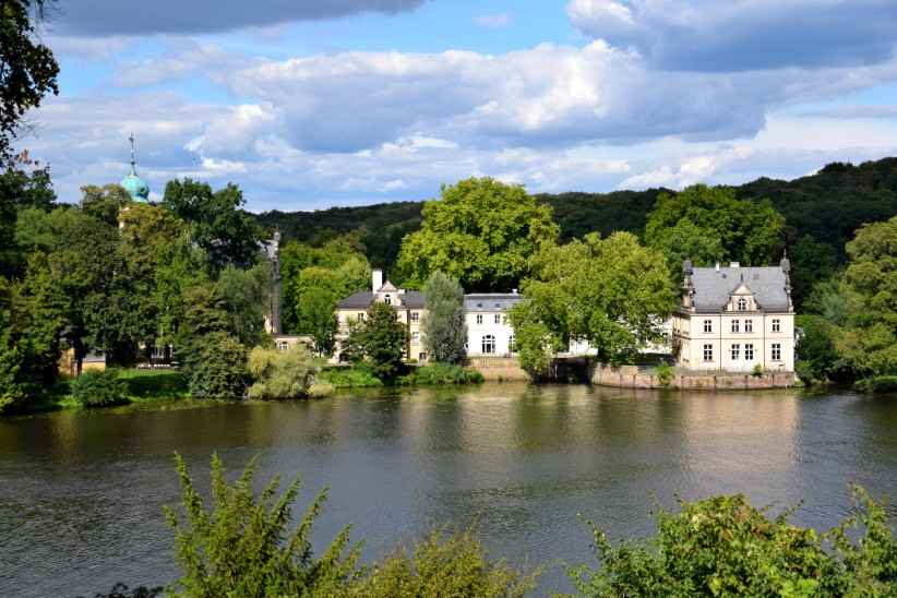 Blick aus dem Park Babelsberg zum Jagdschloss Glienicke.