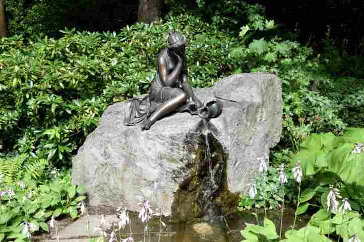 Brunnen - Milchmdchen mit zerbrochenem Krug im Britzer Schlosspark