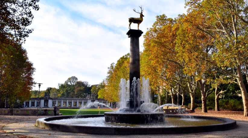 Hirschbrunnen hinter dem U-Bahnhof Rathaus Schneberg, im Volkspark Schneberg.