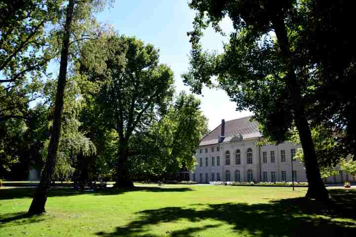 Schlossansicht durch den Park.