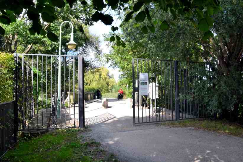 Eingang zur Schwanenbrcke zum Neuen Garten am Heiligen See.