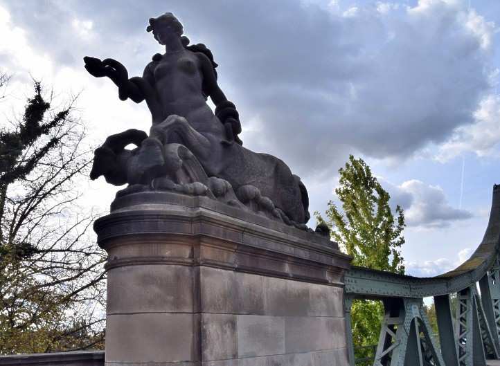 Zentaur links der Glienicker Brcke - Brckenkopfzufahrt von Berlin.