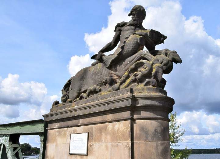 Zentaur rechts der Glienicker Brcke - Brckenkopfzufahrt von Berlin.